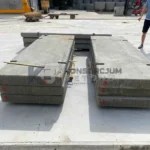 Betonowe płyty drogowe ułożone w stosy na placu produkcyjnym