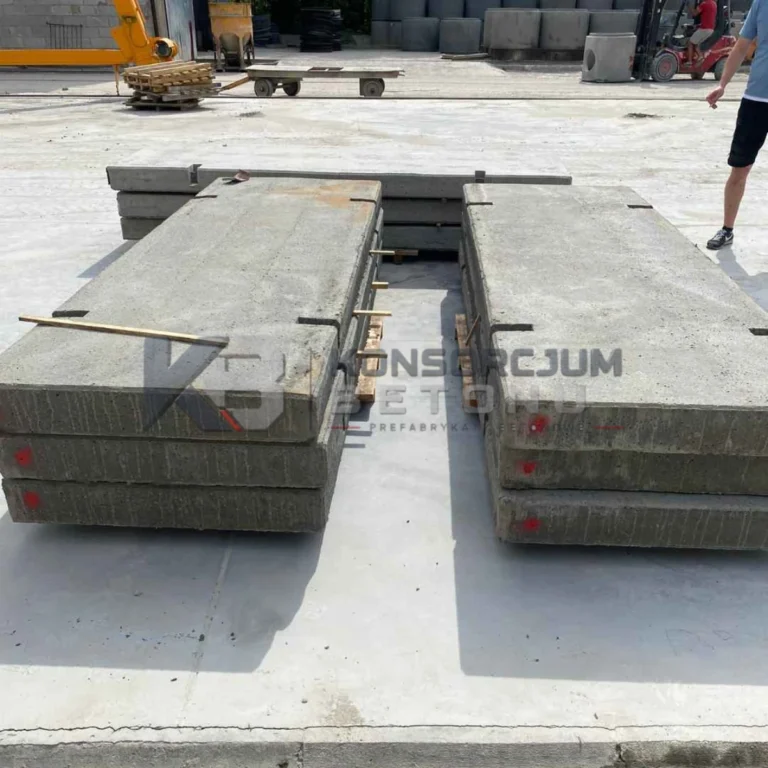 Betonowe płyty drogowe ułożone w stosy na placu produkcyjnym
