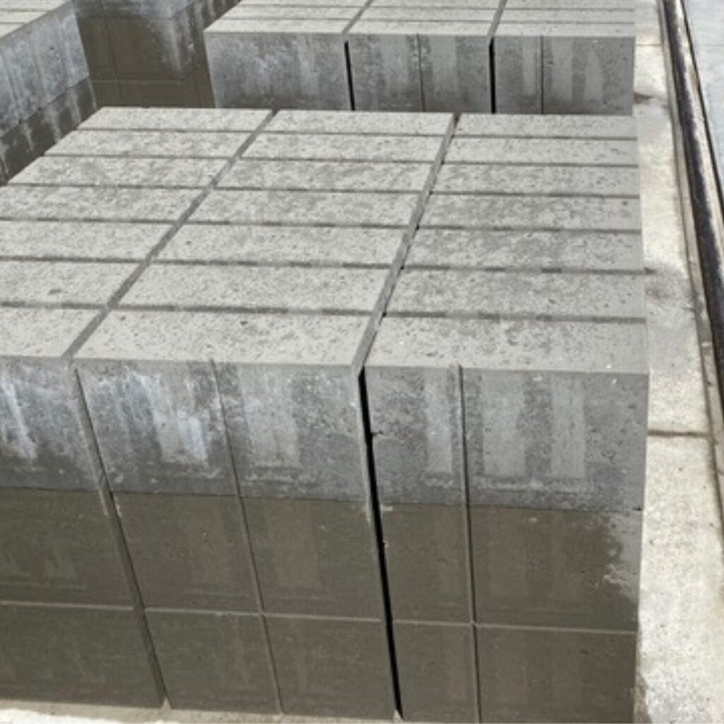 Bloczki betonowe do budowy murów i konstrukcji